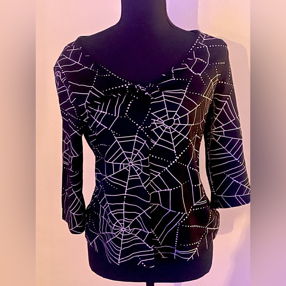 Adorable spiderweb print top!
Used.
In great condition